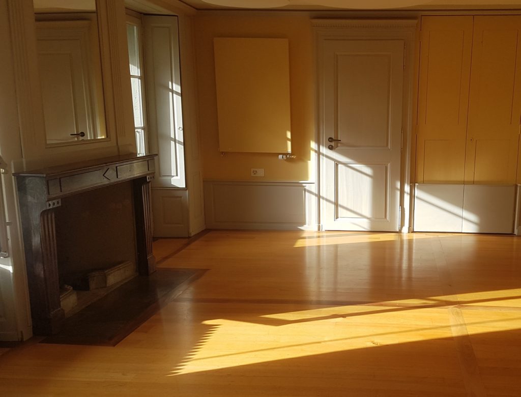 Cours dans une salle toute boisée